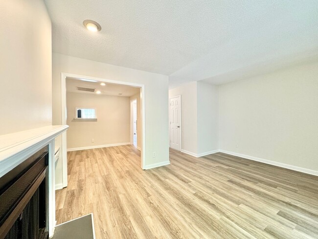 Building Photo - 2 Bedroom Townhome in NW Greensboro near parks and Greenway
