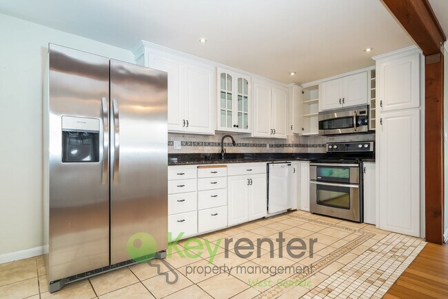 Building Photo - Stylish Three Bedroom Retreat with fully fenced yard and storage!