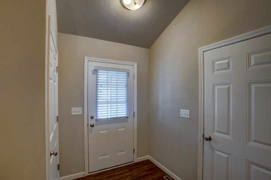 Building Photo - 935 Merri Hill Dr