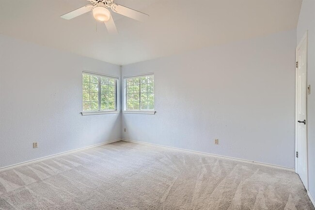 Building Photo - 9256 Scenic Bluff Dr