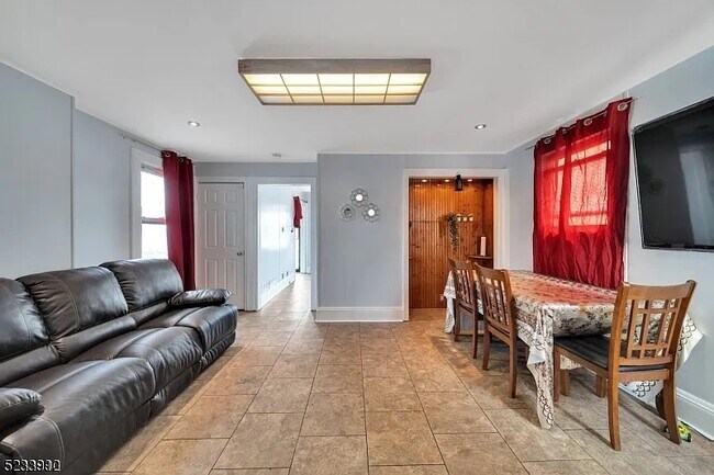 Building Photo - 550 Spring St