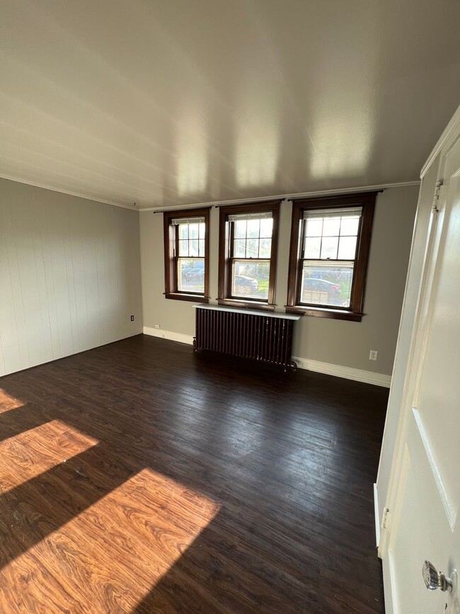 Building Photo - AVAILABLE AUGUST - Remodeled Studio Apartm...