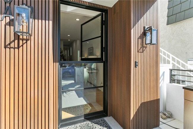 Building Photo - 520 Iris Ave