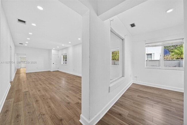 Building Photo - 426 SW 26th Rd