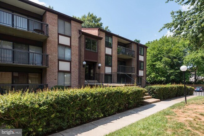 Building Photo - 9708 Kingsbridge Dr