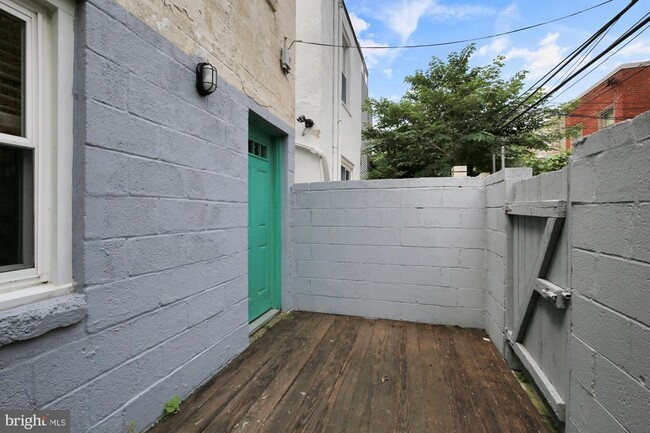 Building Photo - 1519 Montrose St