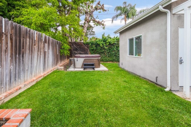 Building Photo - 4/Bed, 4/Bath Home with Parking, Washer/ Dryer and Spa, Close to Chapman University/ Orange Circle