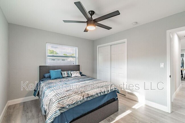 Building Photo - 2221 Calexico Way S