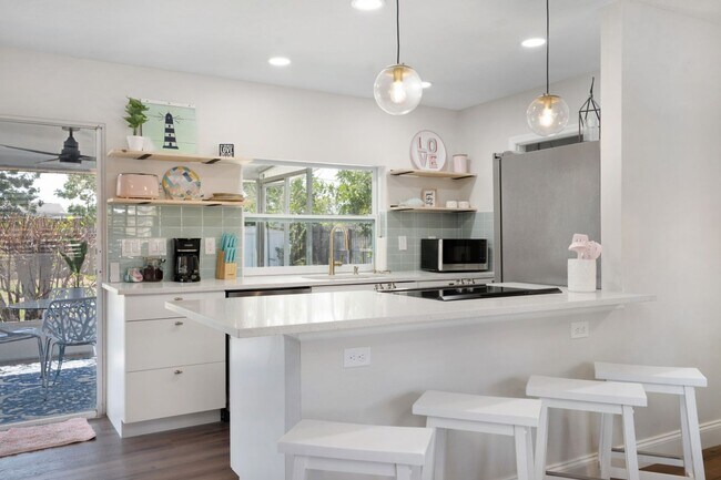 Building Photo - VACA or Short Term Furnished Chic Monthly Rental Home in Bradenton, FL