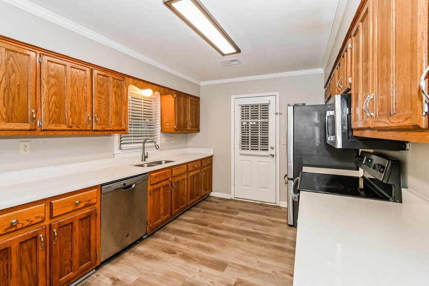 Building Photo - 861 White Pine Dr