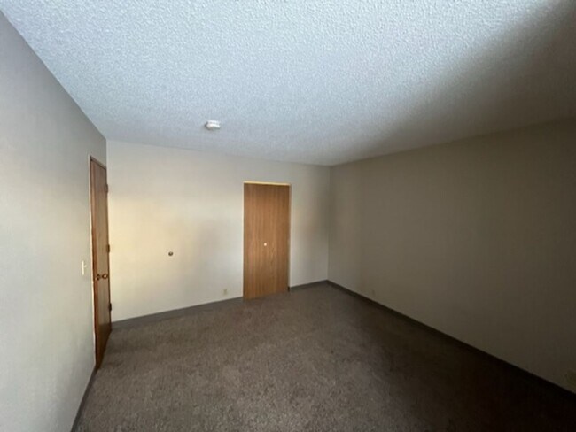 Building Photo - Spacious Apartment for Rent