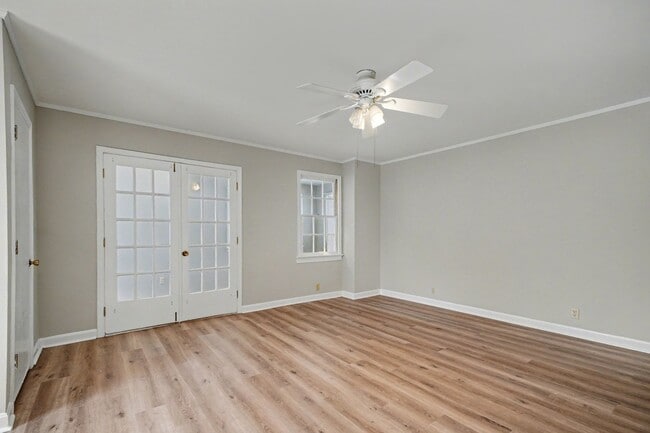 Building Photo - Charming 3-bedroom 2 bathrooms in Downtown...