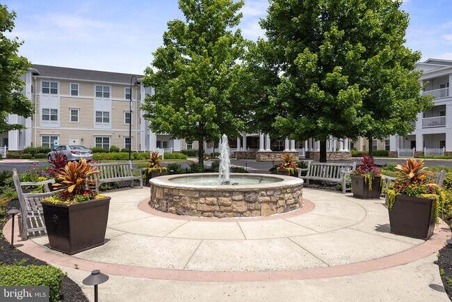 Building Photo - 170 E Greentree Rd