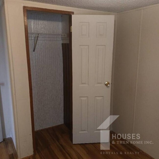 Building Photo - 108 Smiley Dr