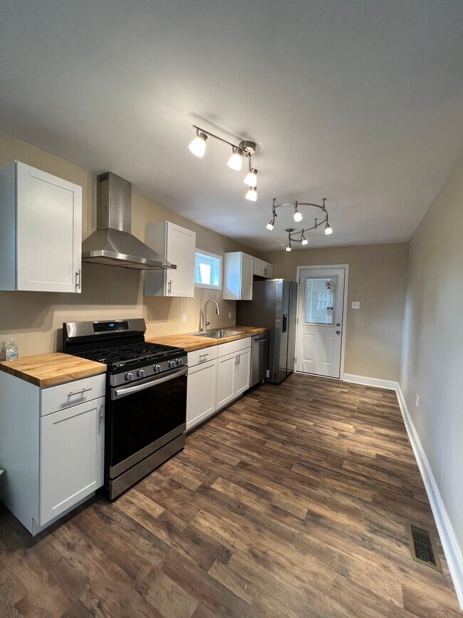 Building Photo - 4 Bed/1 Bath Home in Penn Hills-Completely...