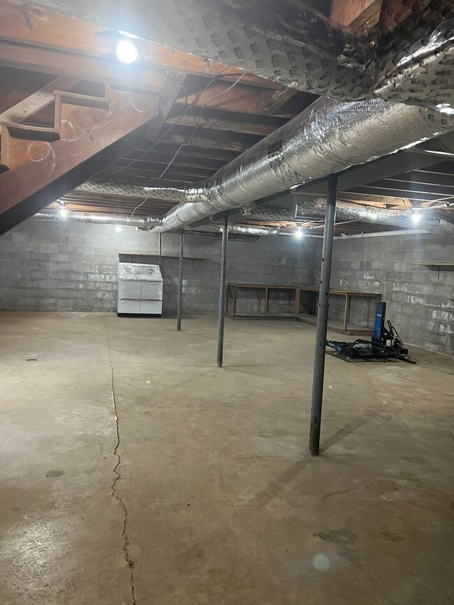 Building Photo - 733 Pine St