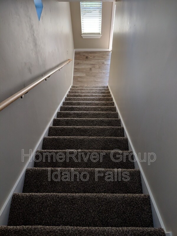 Building Photo - 790 Trails End