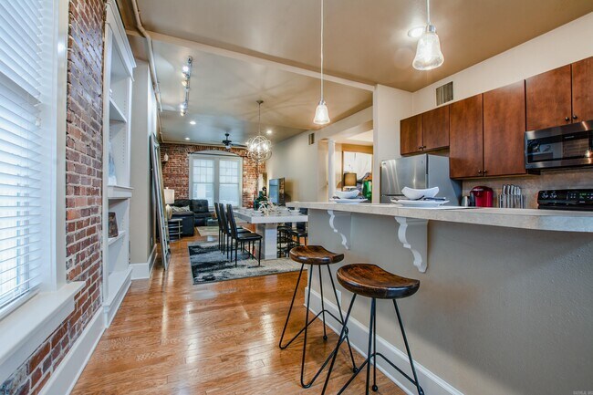 Building Photo - 612 Center St