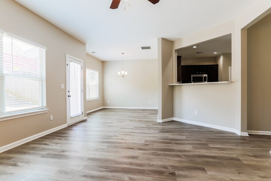 Building Photo - 987 Grenier Terrace NE