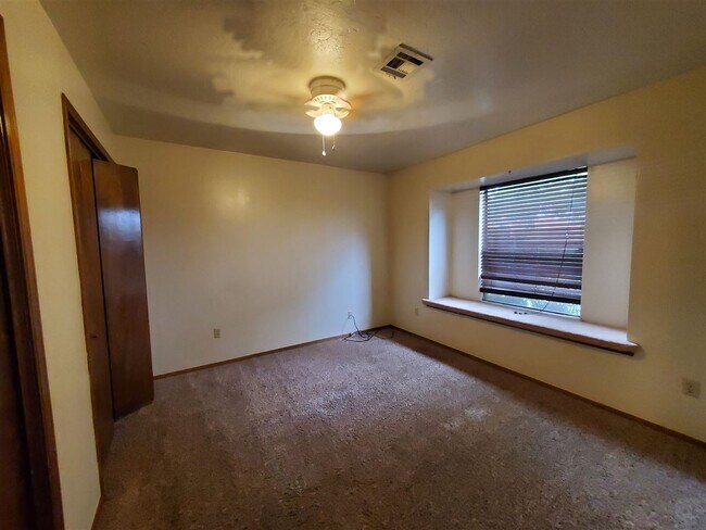 Building Photo - 1702 NW Gray Warr Pl