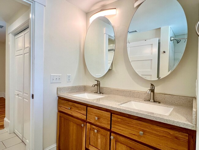 Building Photo - Charming 2 Bedroom Home - All utilities in...
