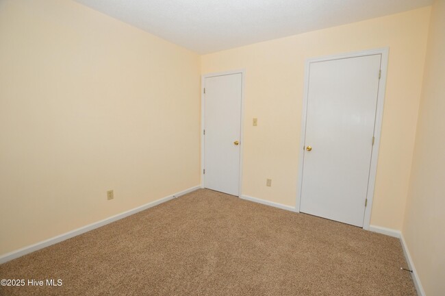 Building Photo - 260 S Creek Dr