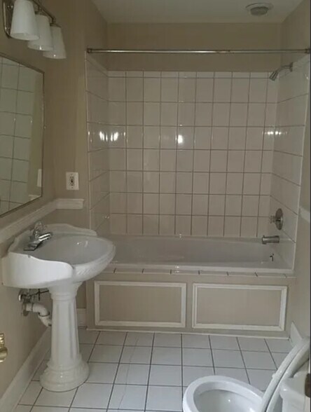 Building Photo - 37 S Ann St