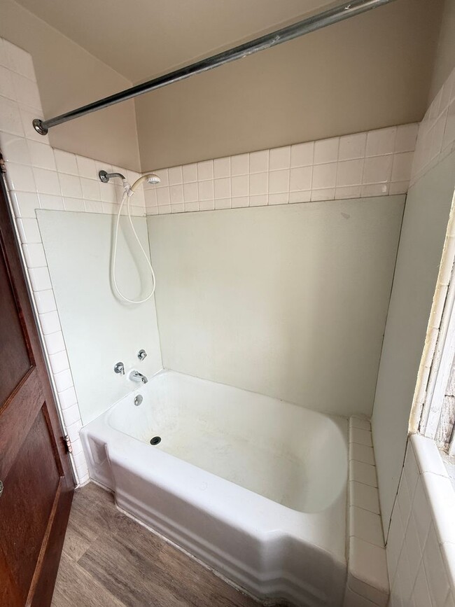 Building Photo - Well-Maintained 2-Bed Near Transit and Dow...