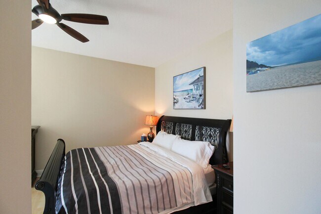 Building Photo - 800 N Tamiami Trl