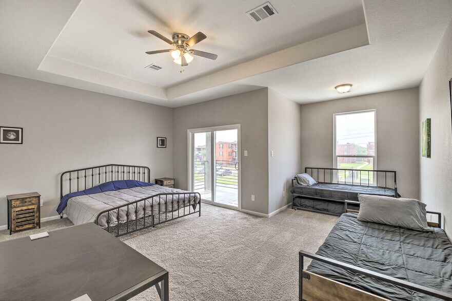 Building Photo - 4835 Sunflower St