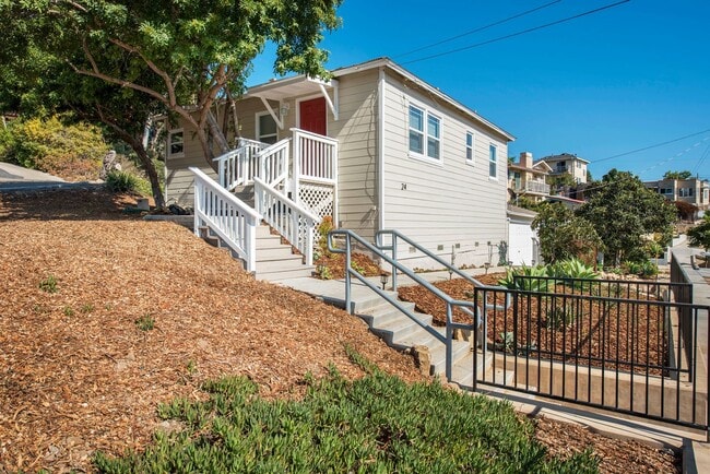 Building Photo - Updated 2 Bedroom Eastside Home! Pets are ...