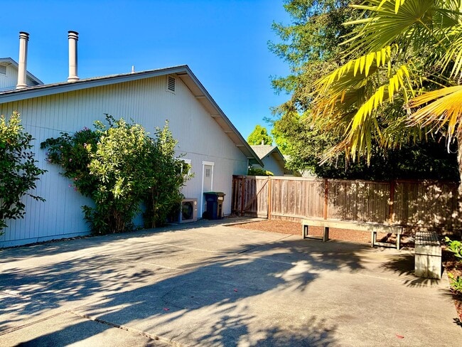 Building Photo - House like 2bed/1.5 Bath Condo with Spacious Corner Yard and 2 Car Garage