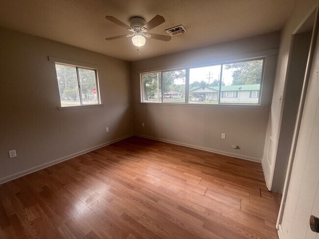Building Photo - Nice large 3 BR. 1.5 Bath home for rent in Lonoke