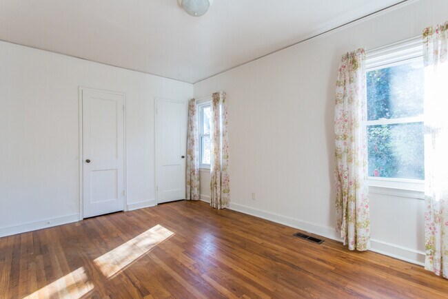 Building Photo - 2457 Jefferson Terrace