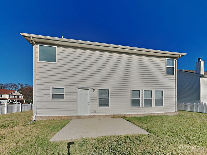 Building Photo - 1407 Chopin Ct N