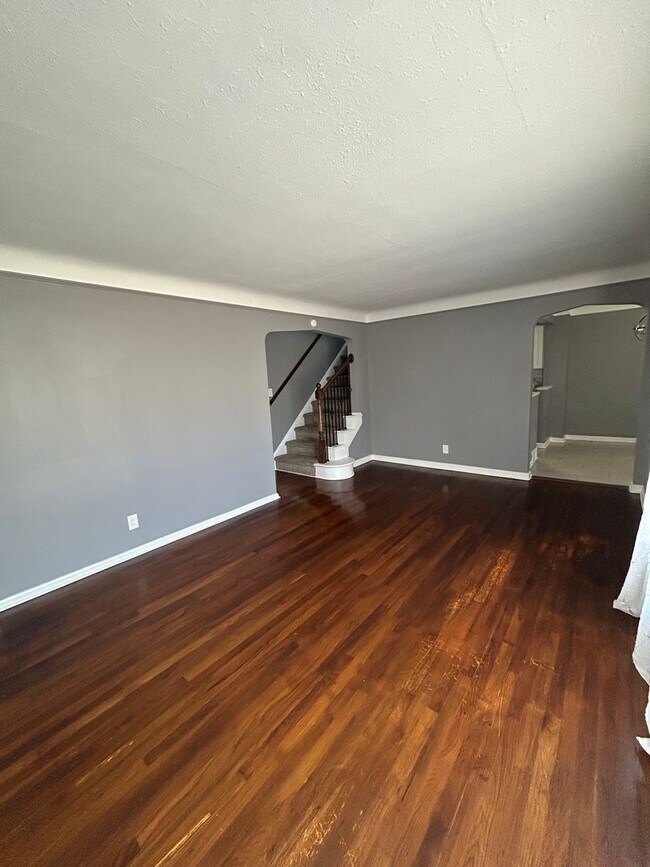 Building Photo - Spacious 3-Bedroom, 2-Bath House in South Euclid