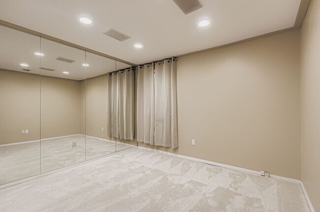 Building Photo - Evolve Real Estate: Charming 3 Beds/2 Bath...