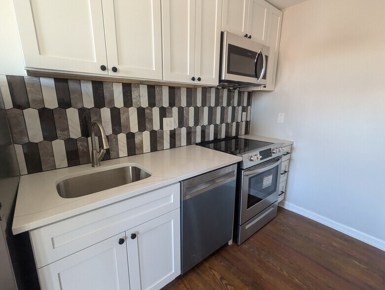 Building Photo - 4001 Woodmont Rd