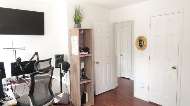 Building Photo - 3811 Armitage Dr