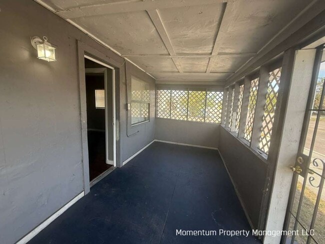 Building Photo - Beautiful Remodeled 4/1 Single Family Home in Lakeland- AVAILABLE FOR IMMEDIATE MOVE IN!!