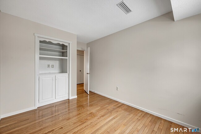 Building Photo - 17 Maple Ln