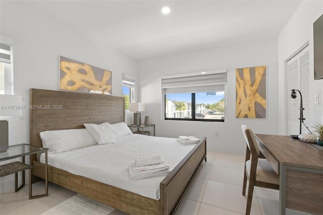 Building Photo - 206 NW 11th Ct