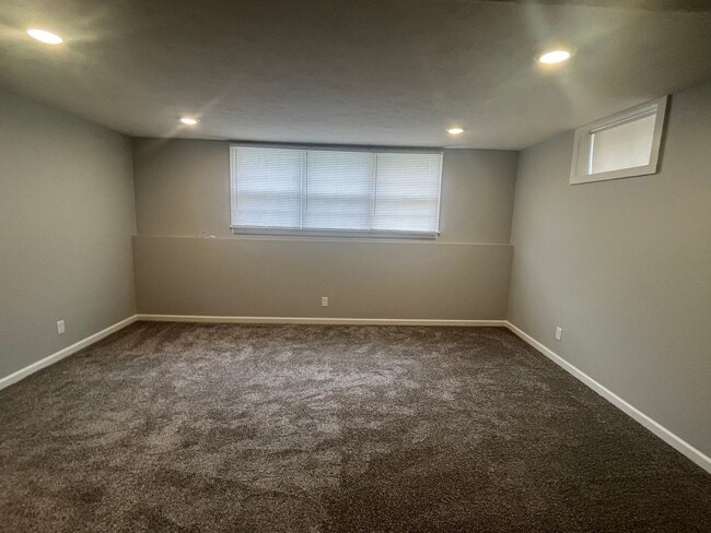 Building Photo - Four Bedroom For Rent!