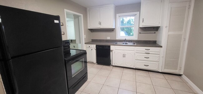 Building Photo - Adorable 3 Bedroom Home $1050!!!