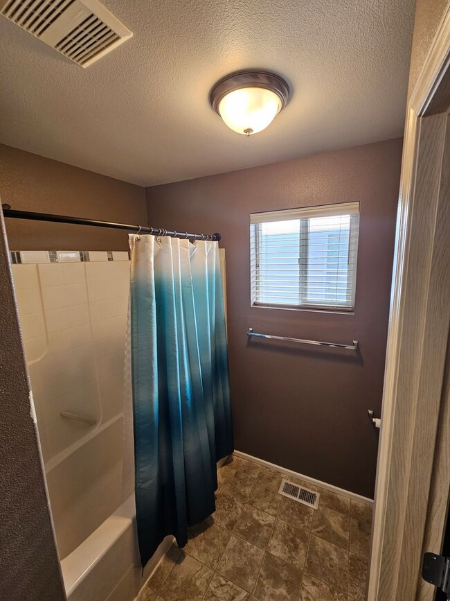 Building Photo - Beautiful 3 bed, 2.5 bath home in Fife