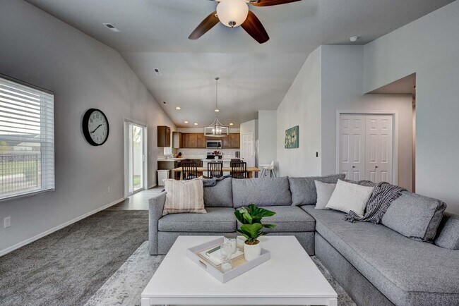 Building Photo - 4 bed 2 bath home for rent