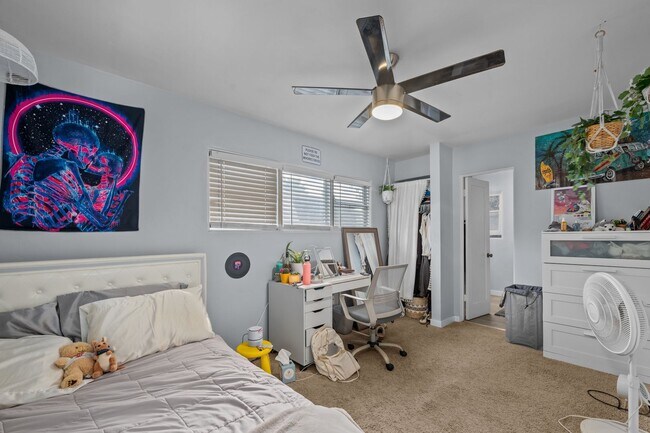 Building Photo - Large backyard - no back house!