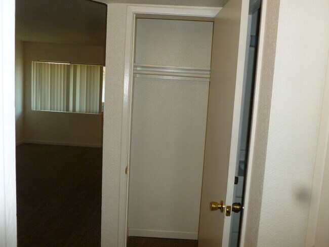 Building Photo - 2 bedroom 1 bathroom unit