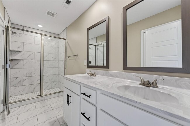 Building Photo - Pet Friendly Three Bedroom!