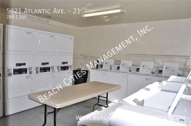 Building Photo - Large 2 Bedroom in Gated Building with Poo...